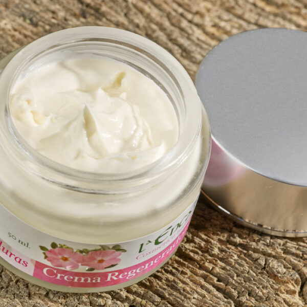 Crema facial regeneradora de rosa mosqueta. Textura agradable y ligera.